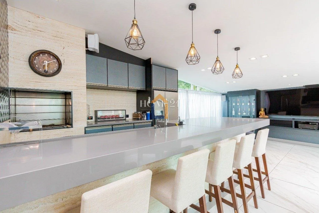 Furnished 470 m² house with 4 bedrooms and private garden — photo 2