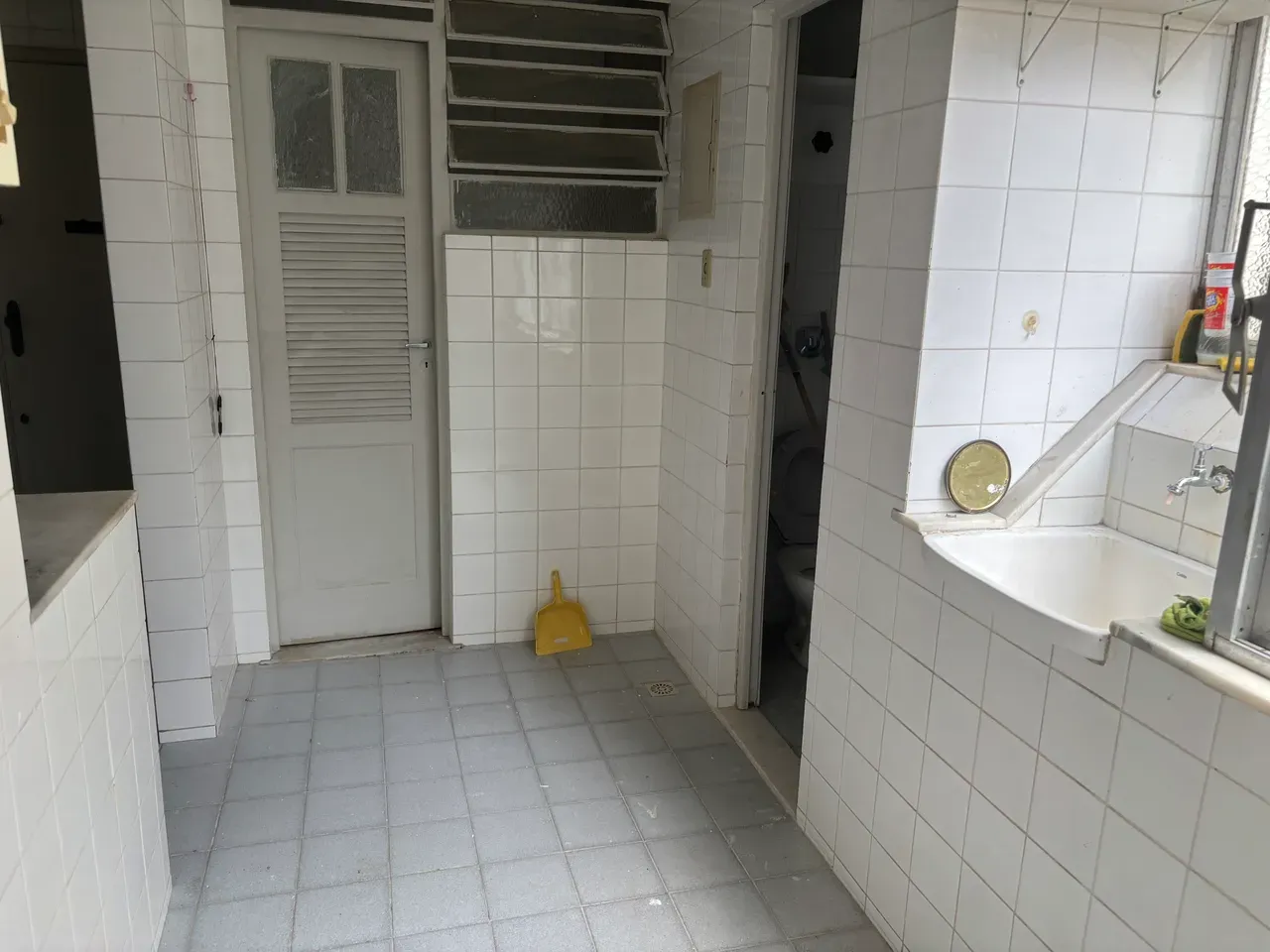 Wood or laminate floors in a 3-bedroom apartment, 100 m² — photo 17