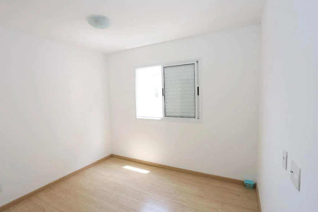 Wood or laminate floors in a 3-bedroom apartment, 62 m² — photo 9