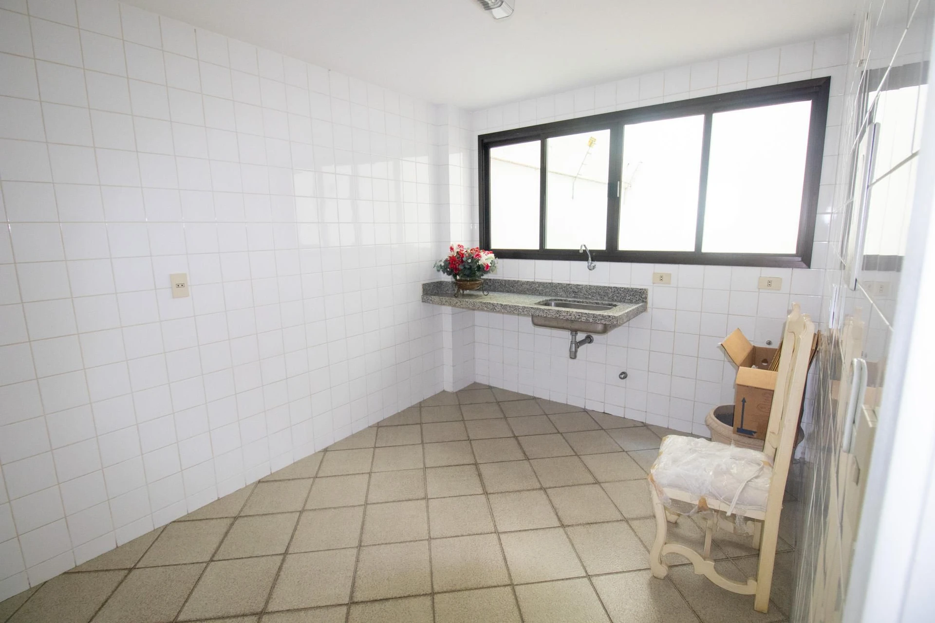 Furnished apartment with 3 bedrooms and a balcony — photo 34