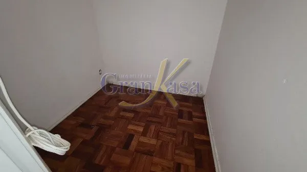 One-bedroom apartment with a mountain view — photo 4