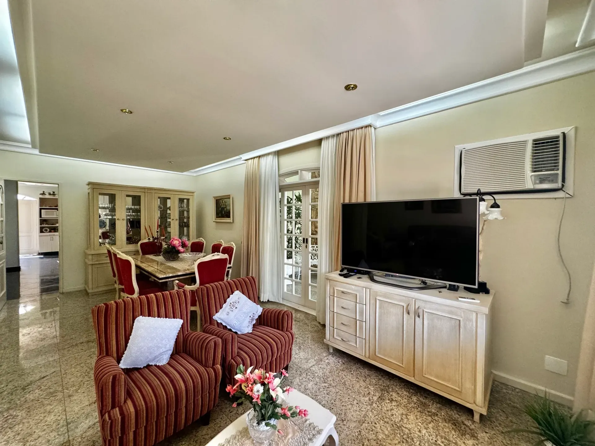 Furnished house with 4 bedrooms and 5 bathrooms — photo 21