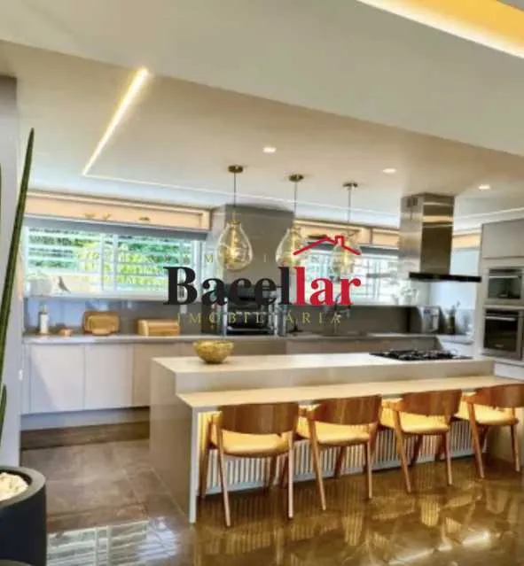 Floor-to-ceiling windows in a 5-bedroom house, 768 m² — photo 5