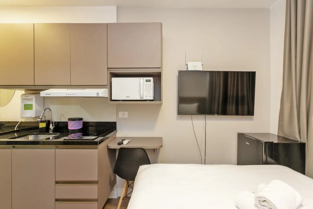 Furnished 1-bedroom apartment with open-plan kitchen