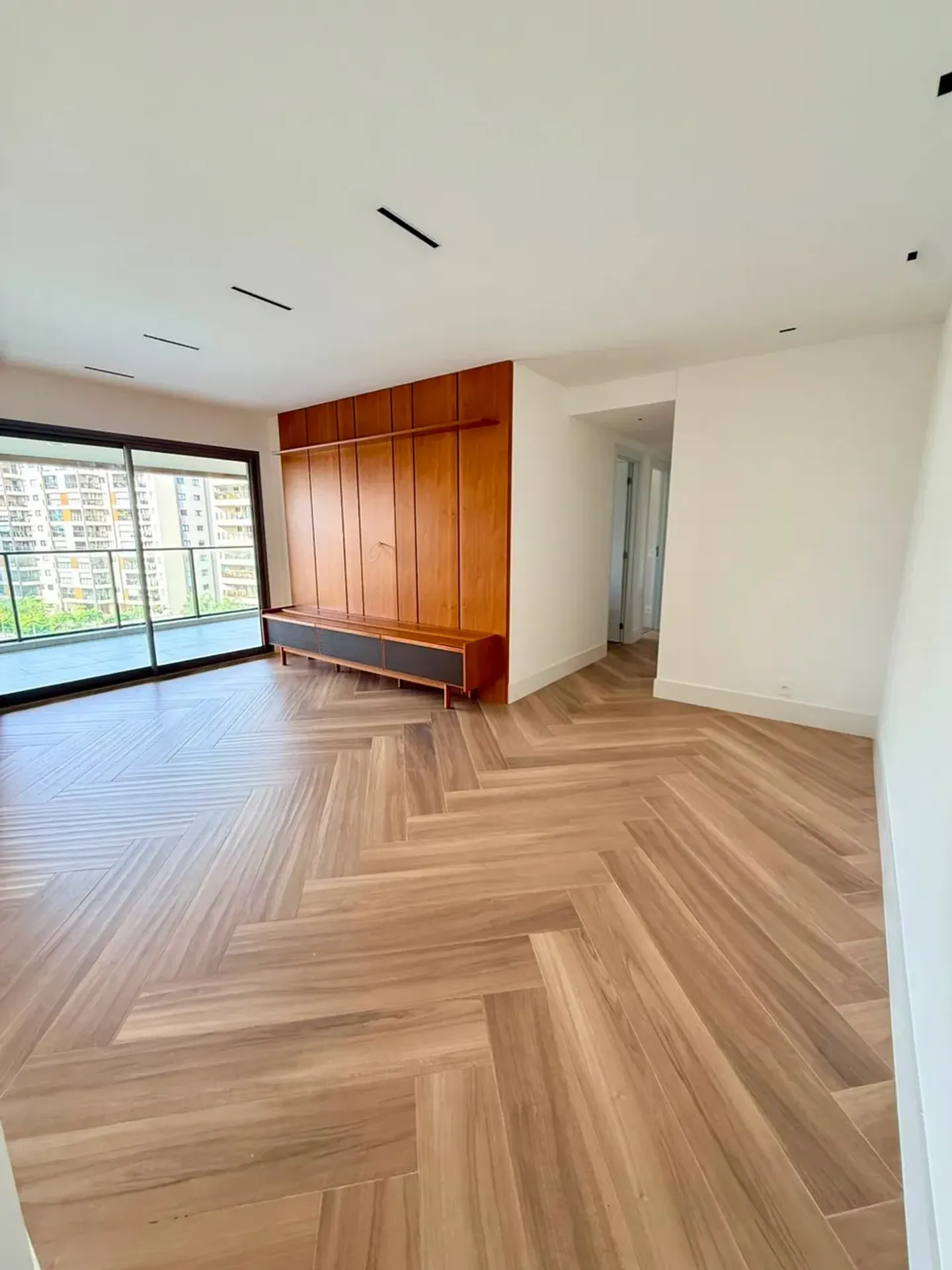 3-bedroom apartment with balcony and open-plan kitchen — photo 24