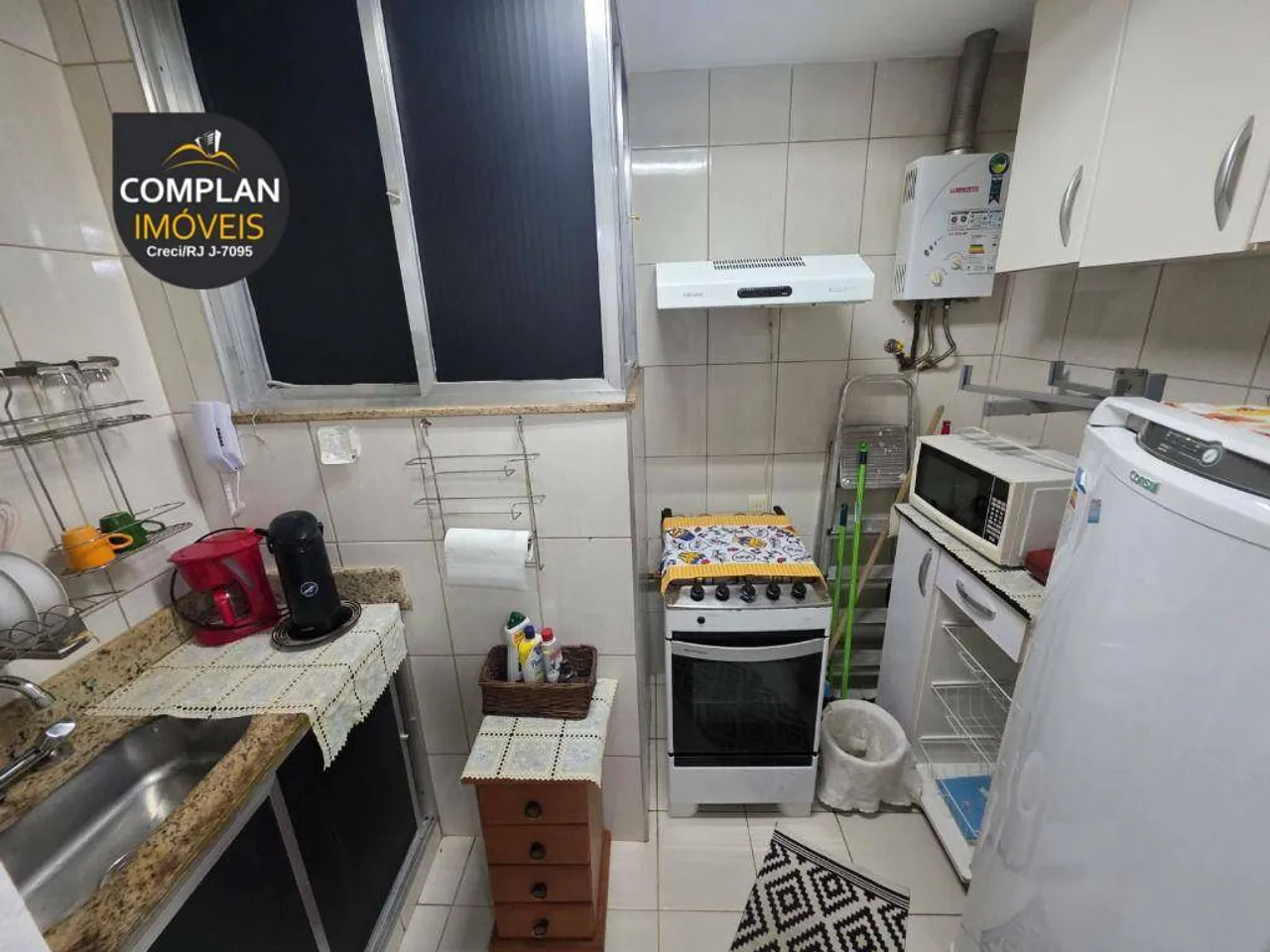 Apartamento de 33 m² com cozinha fechada e fogão a gás