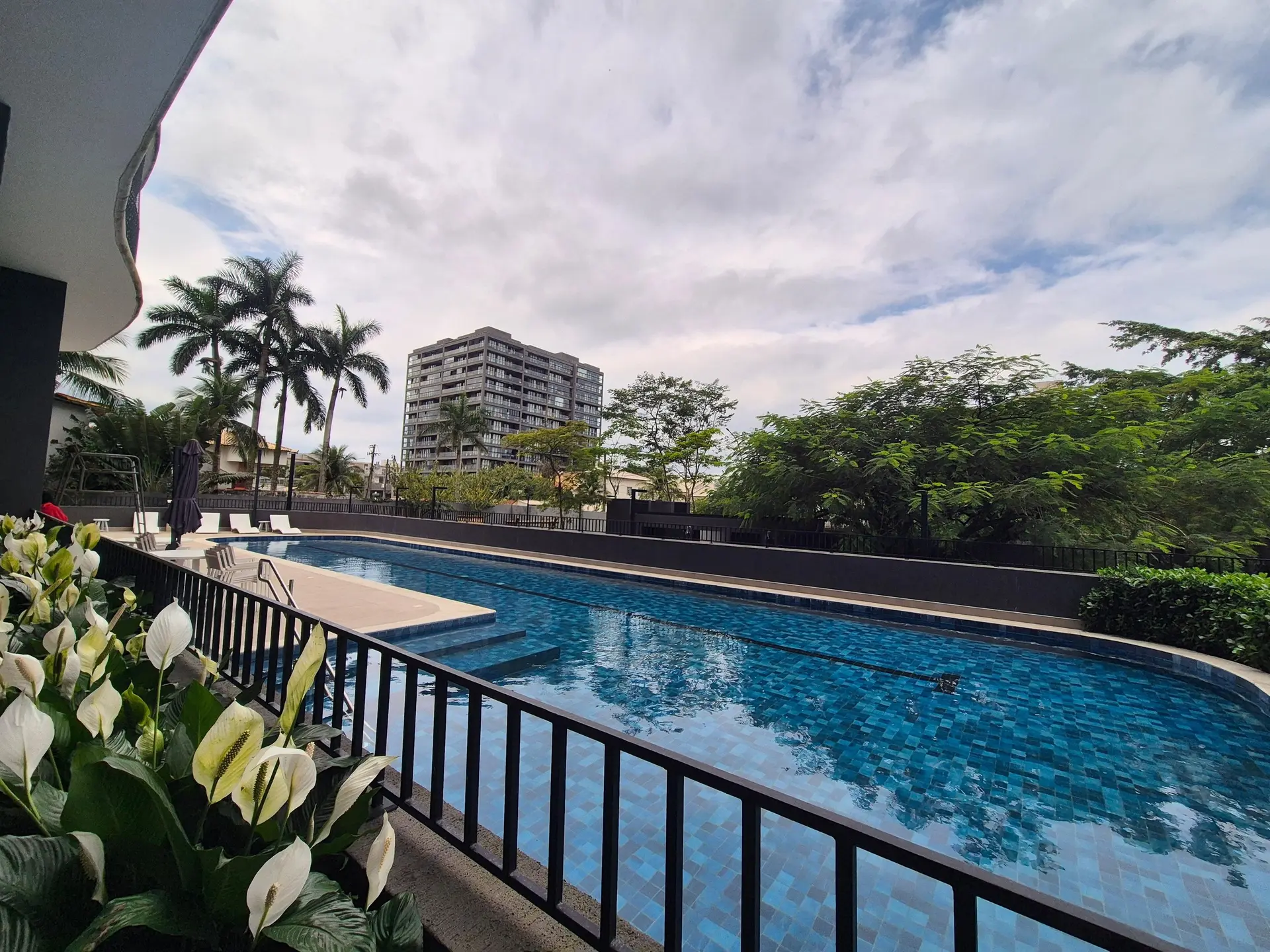 Furnished 2-bedroom apartment with enclosed balcony — photo 40