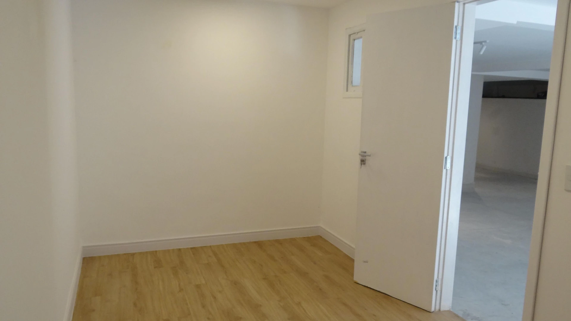 Casa de 384 m² com janelas do piso ao teto e varanda gourmet — photo 155