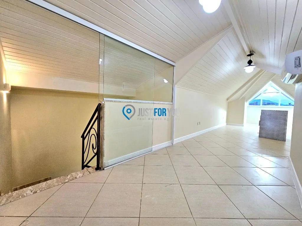 House with 5 bedrooms, 300 m² and a closed gas kitchen — photo 38