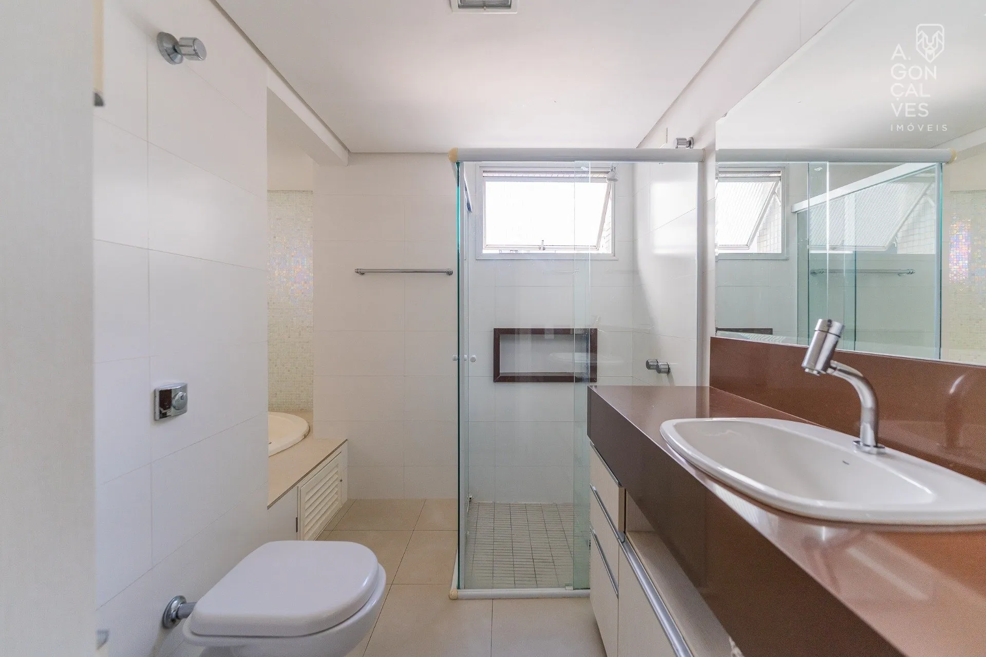 Furnished 219 m² apartment with 4 bedrooms and 2 parking spots — photo 33