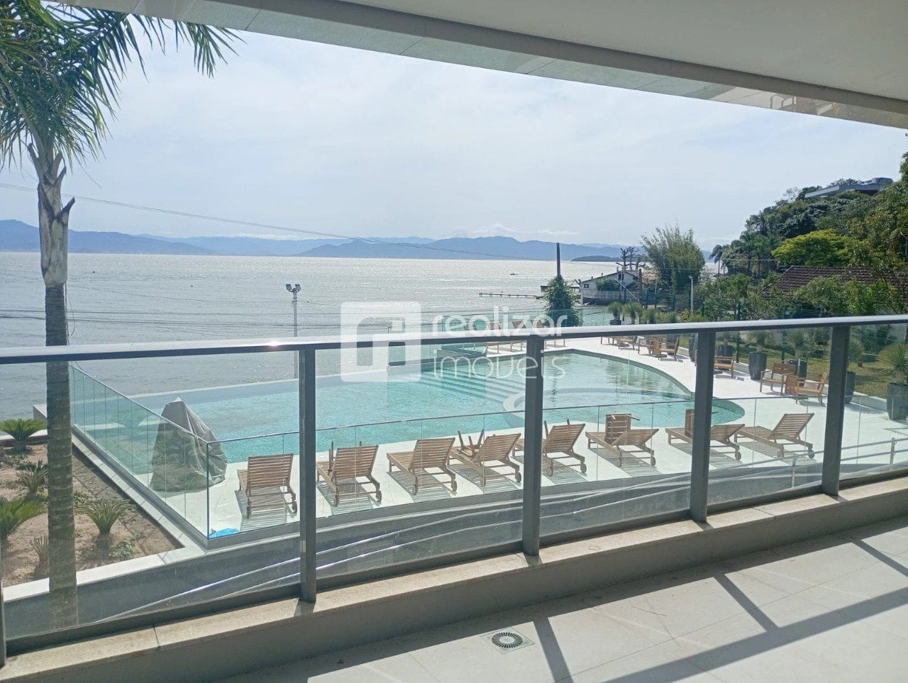3-bedroom apartment with a water view in Florianópolis — photo 2