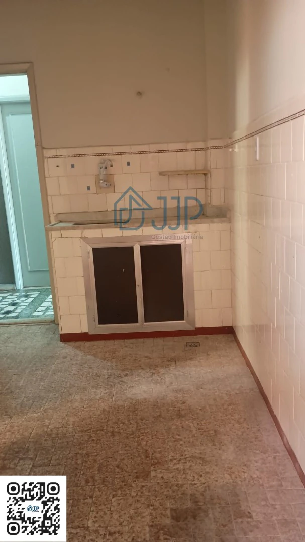Unfurnished apartment with a closed kitchen and 2 bedrooms — photo 2
