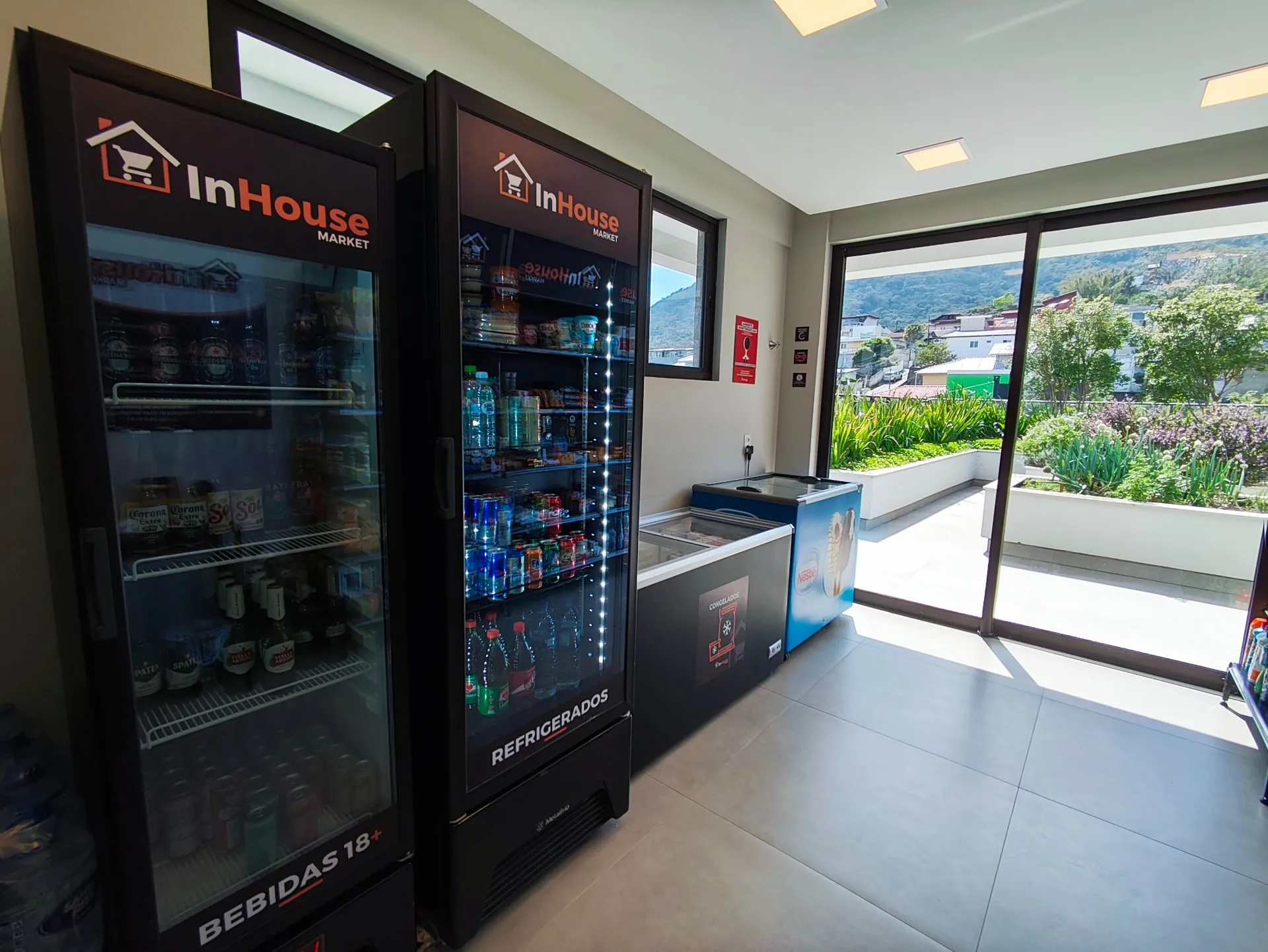 One-bedroom apartment in a building with a heated pool — photo 43