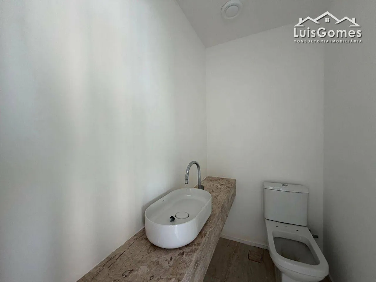Apartment with 4 suites and a balcony view — photo 5