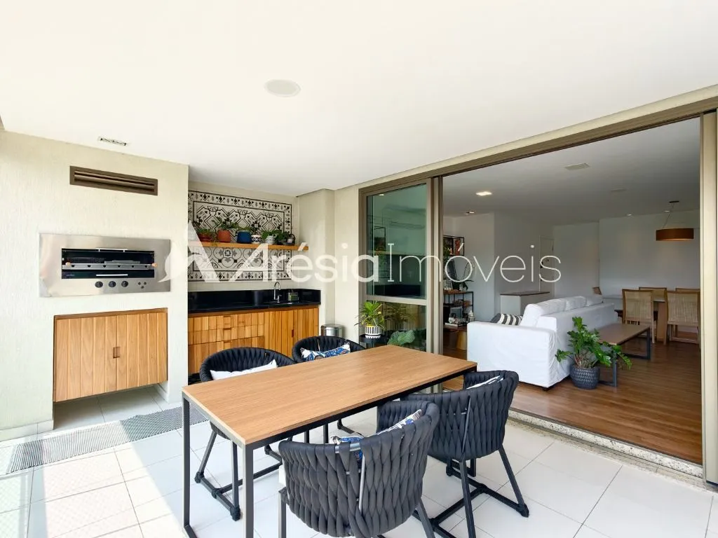 Balcony with a grill in a 4-bedroom apartment, 178 m² — photo 12