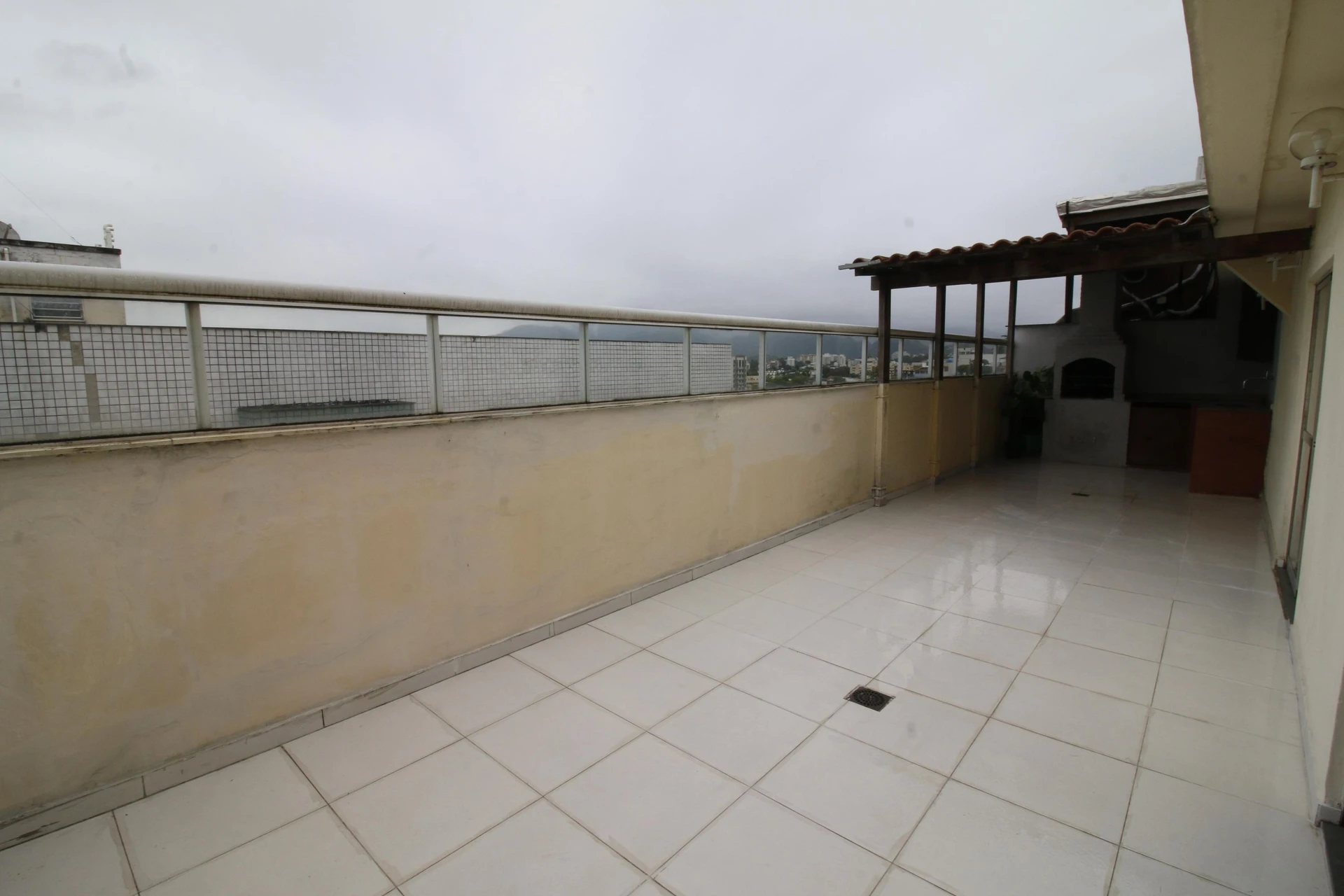 Balcony with a grill in a 3-bedroom apartment, 128 m² — photo 3