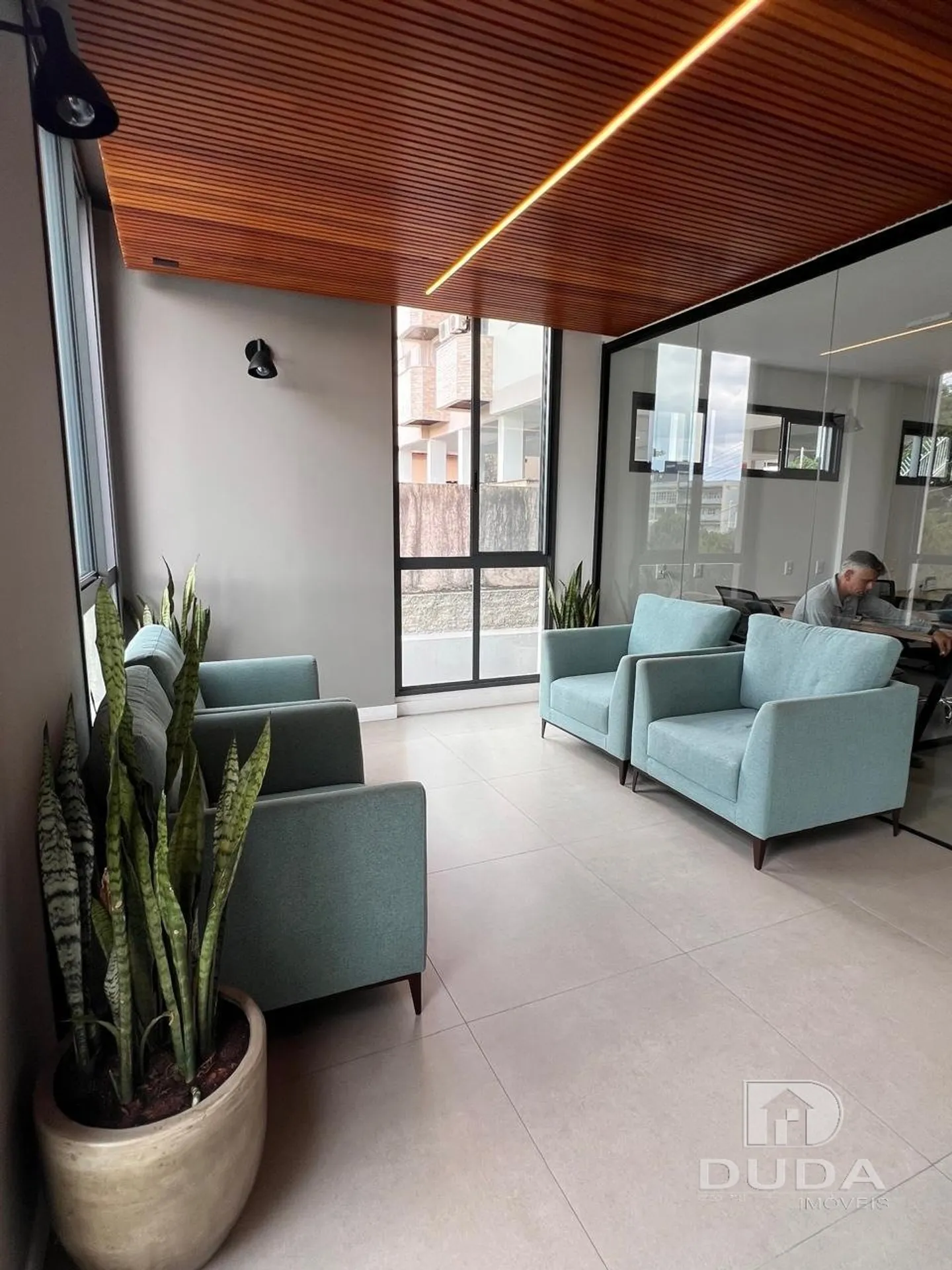 Furnished 1-bedroom apartment with balcony grill — photo 22