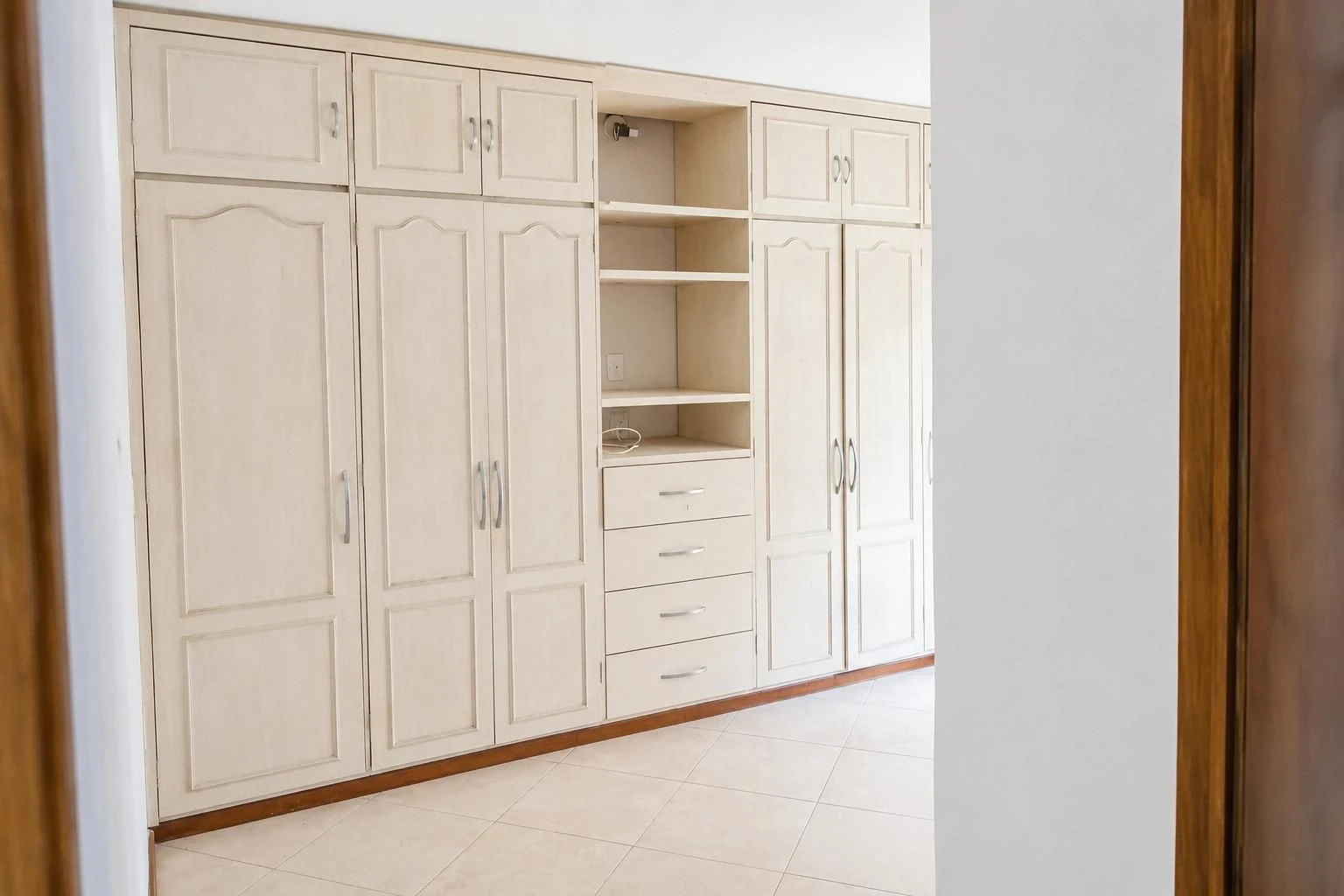 House with 4 bedrooms, 2 en-suites and 1 parking space — photo 3