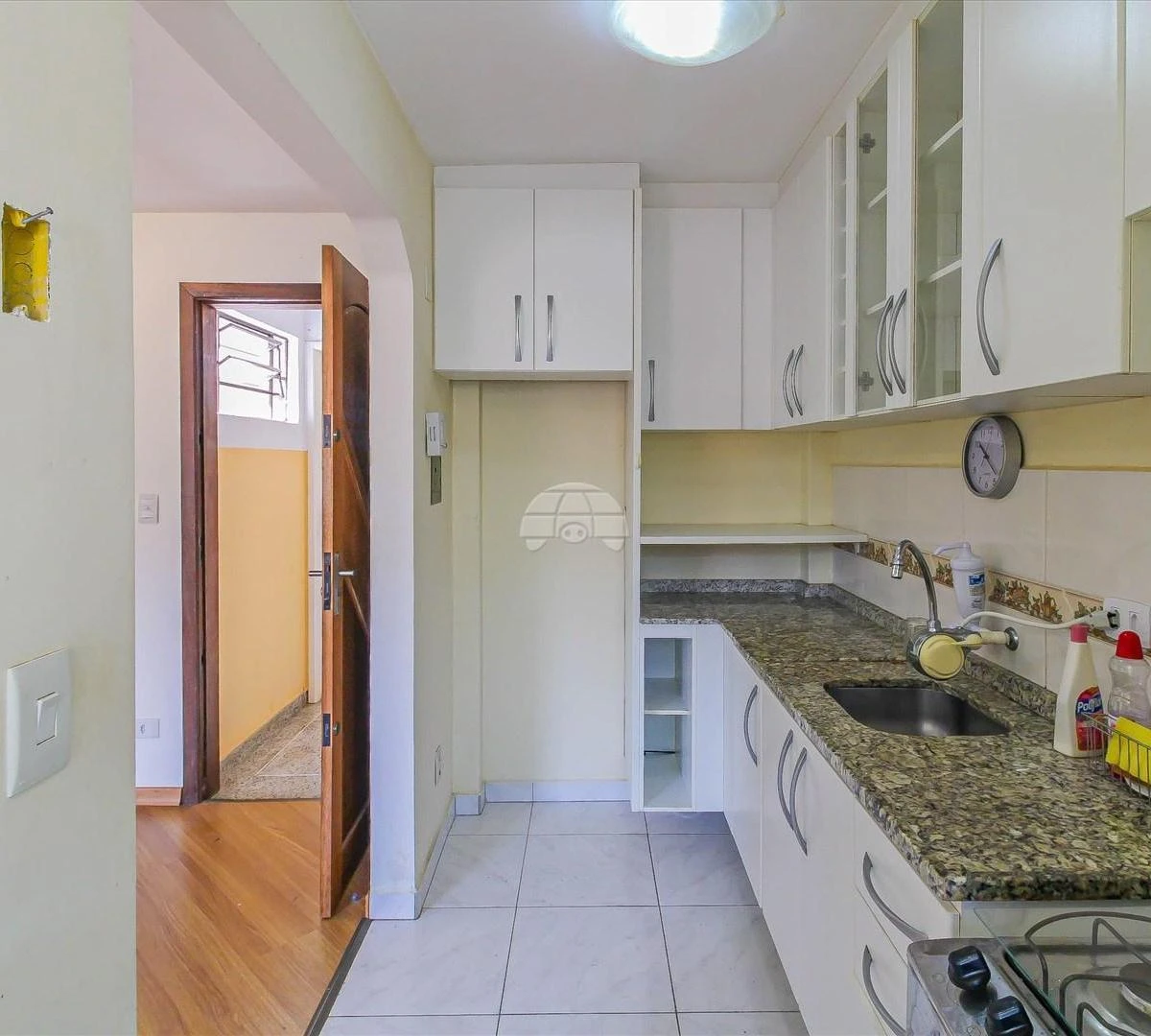 2-bedroom apartment with wood or laminate floors in Curitiba — photo 17