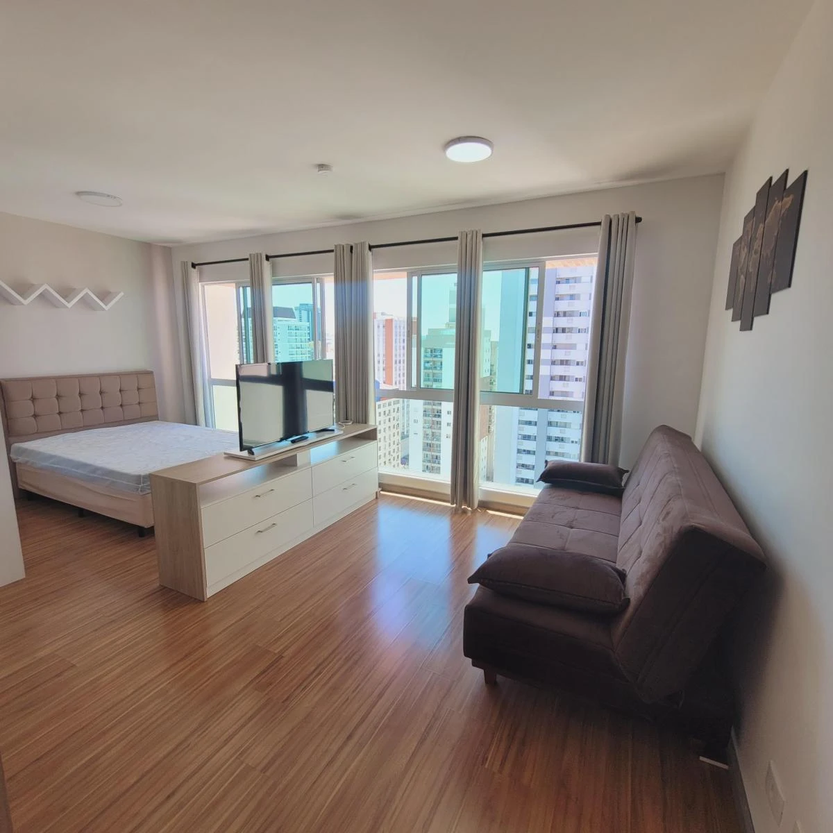 Furnished studio in a building with a gym