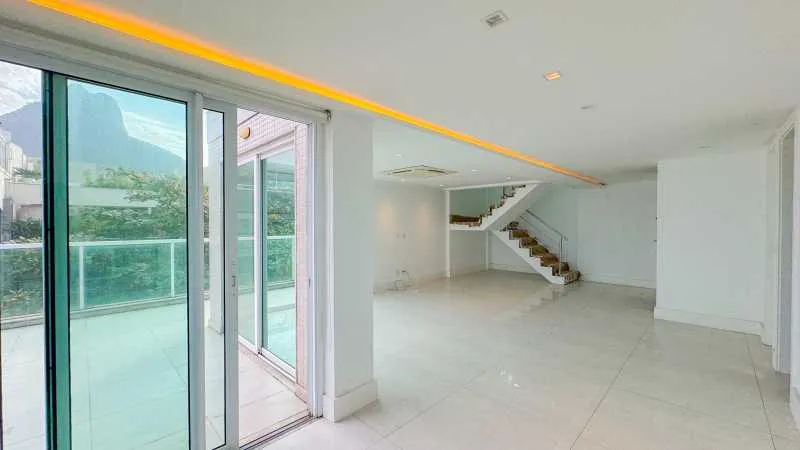 3-bedroom apartment in a building with a pool — photo 13