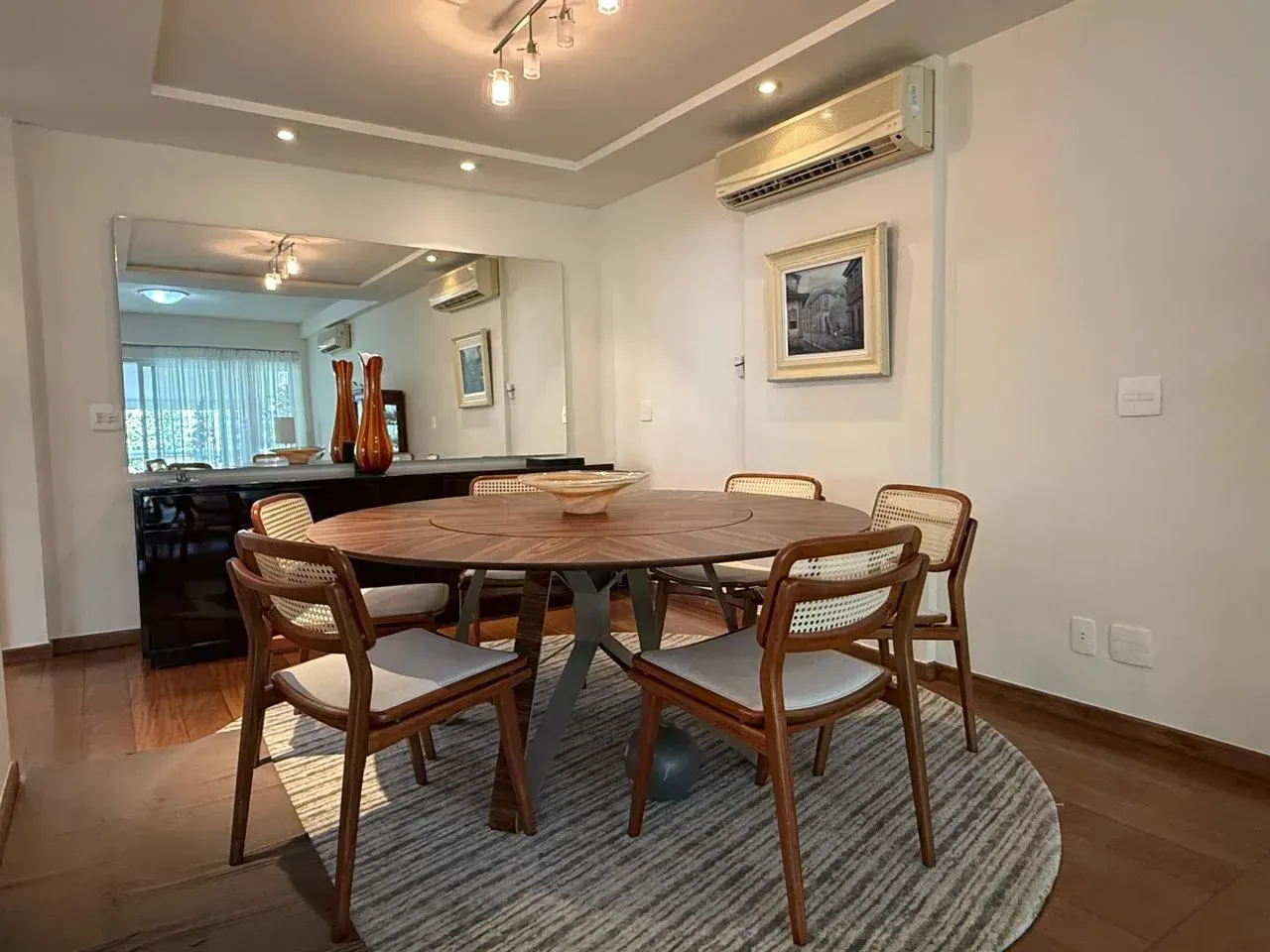 Furnished house with 4 bedrooms, 5 bathrooms and desk — photo 9