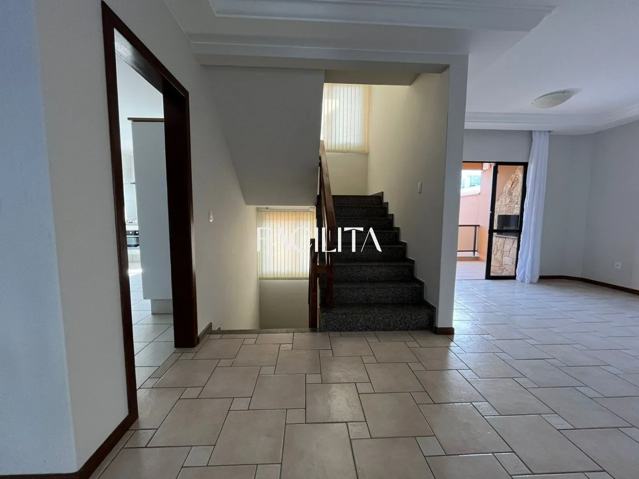 Furnished 456 m² house with 3 en-suite bedrooms and pool — photo 14
