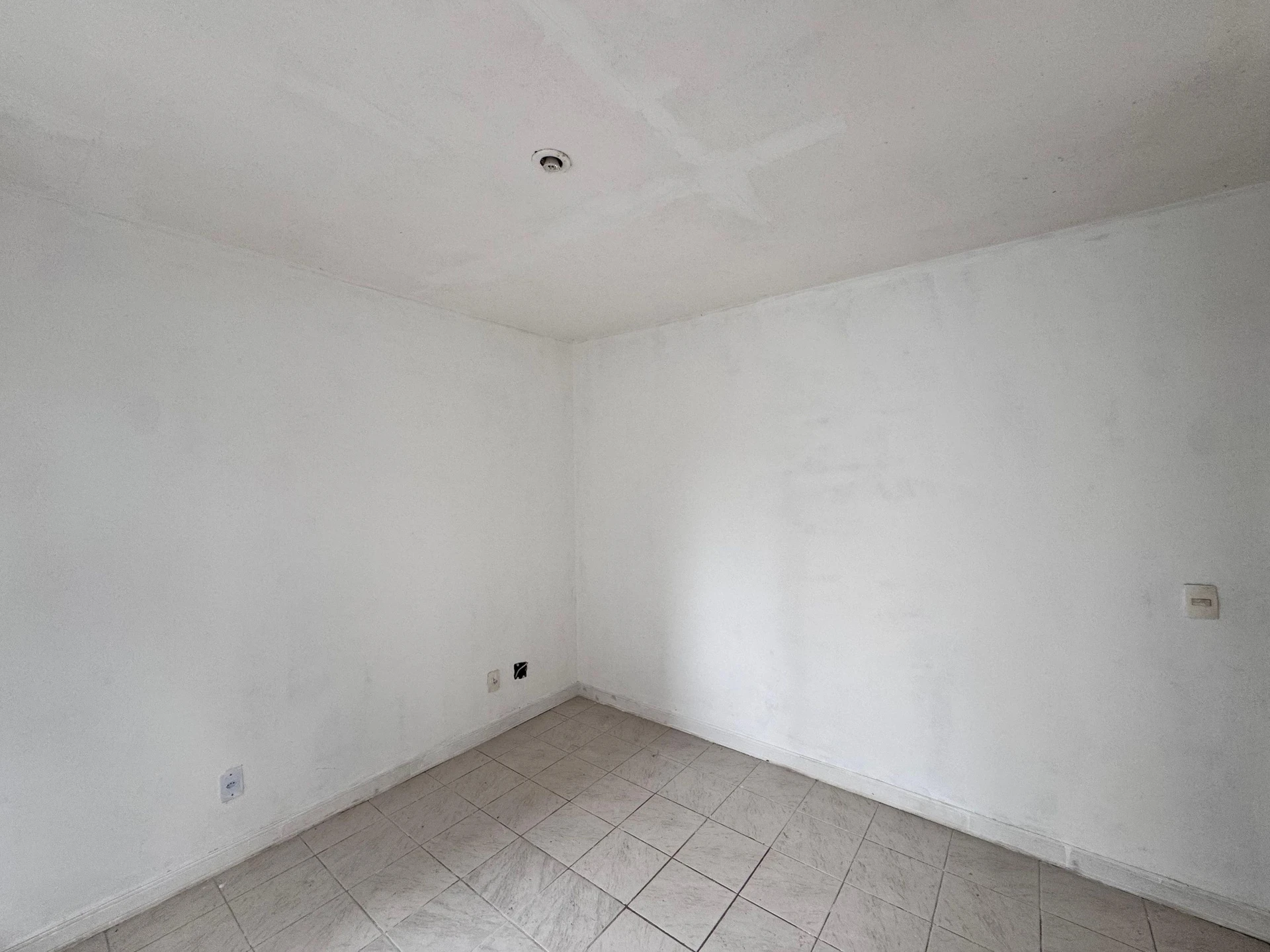 3-bedroom apartment with a balcony and laundry area — photo 29