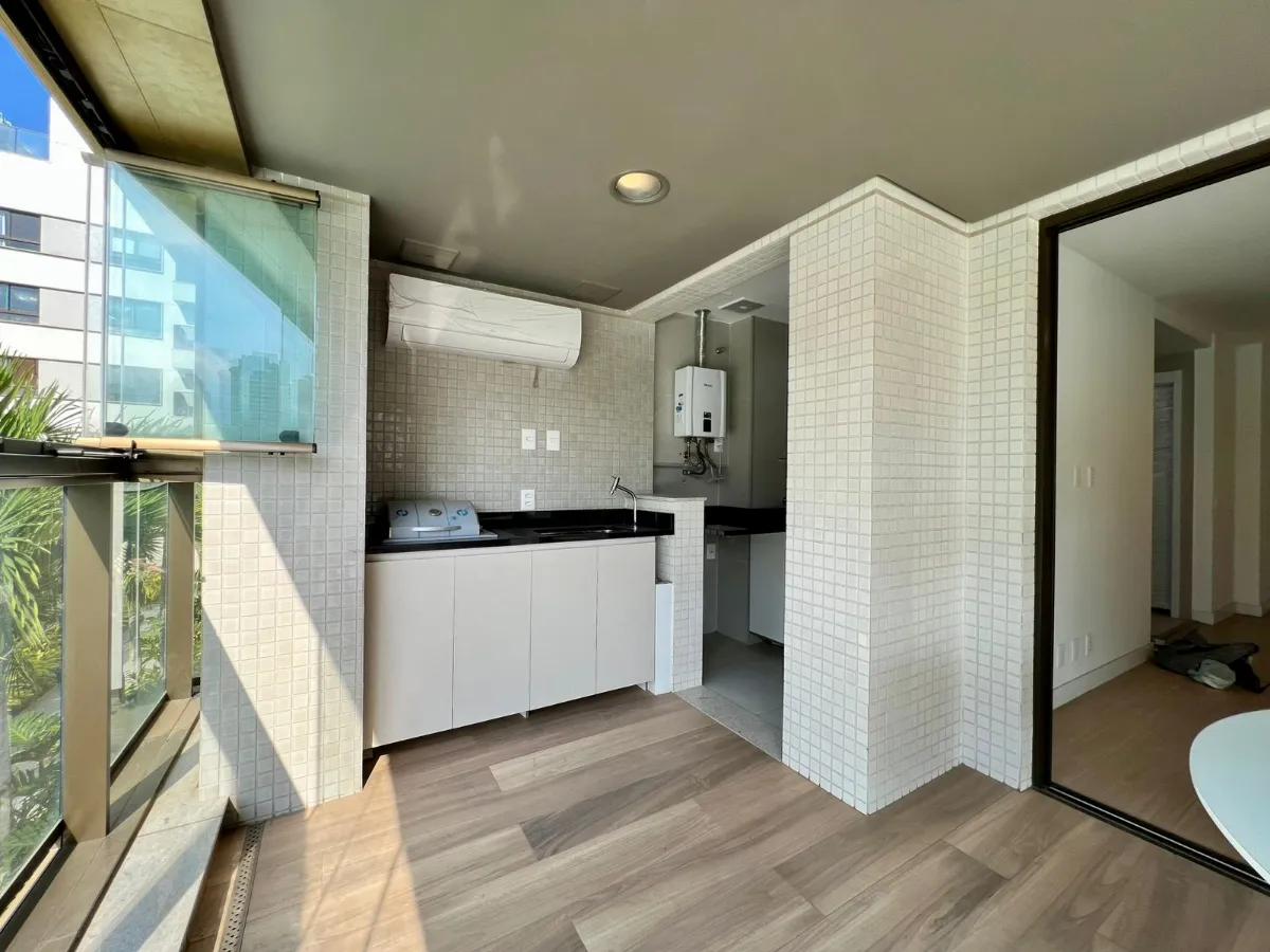 Glass-enclosed balcony in a 3-bedroom apartment, 98 m² — photo 5