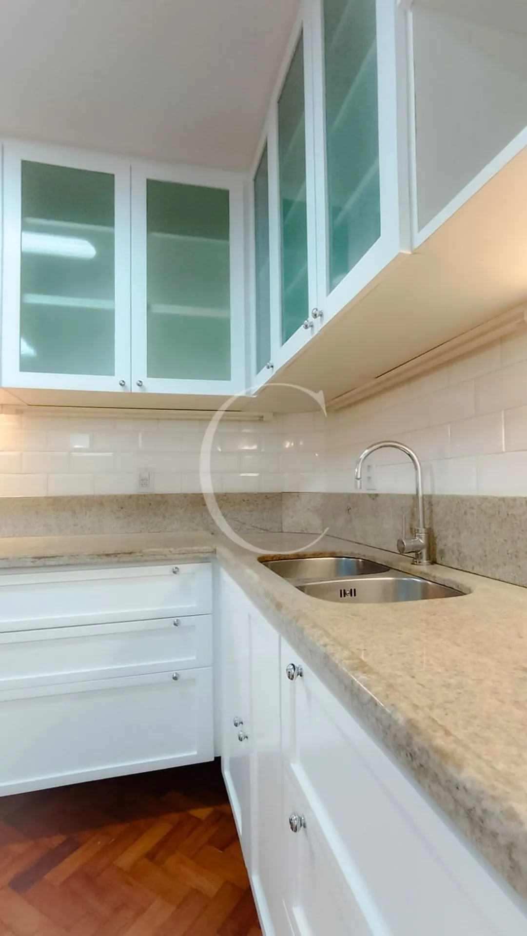 Unfurnished 180 m² apartment with 4 en-suite bedrooms — photo 6