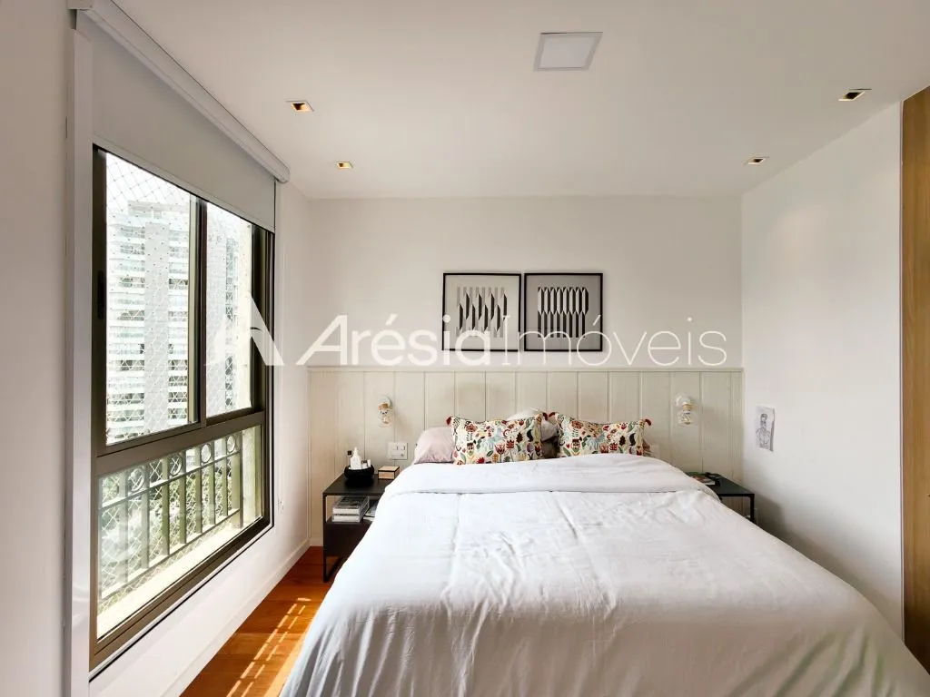 Balcony with a grill in a 4-bedroom apartment, 178 m² — photo 27