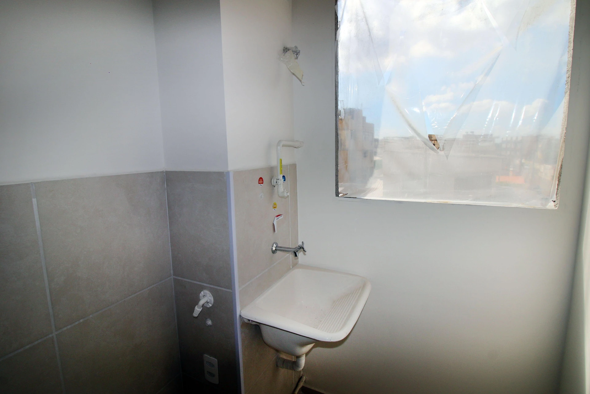 2-bedroom apartment in a building with a gym — photo 11