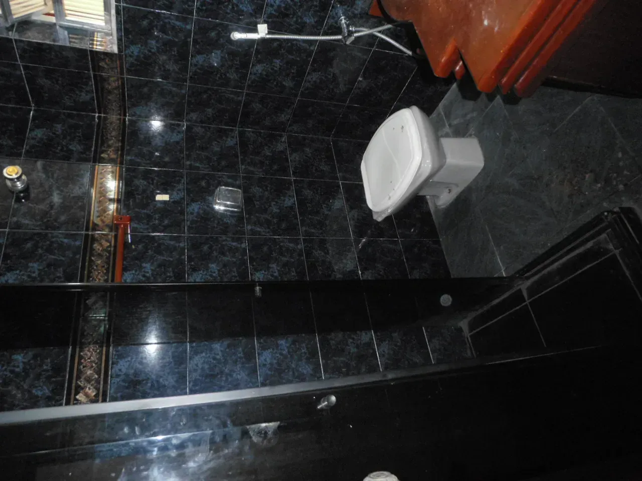 Unfurnished 2-bedroom apartment with balcony — photo 18