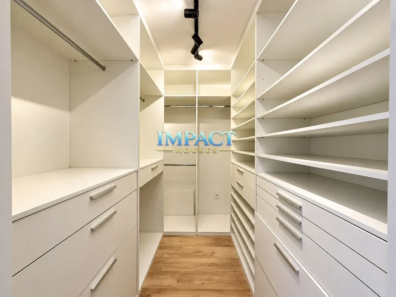 4-bedroom house with a walk-in closet — photo 11