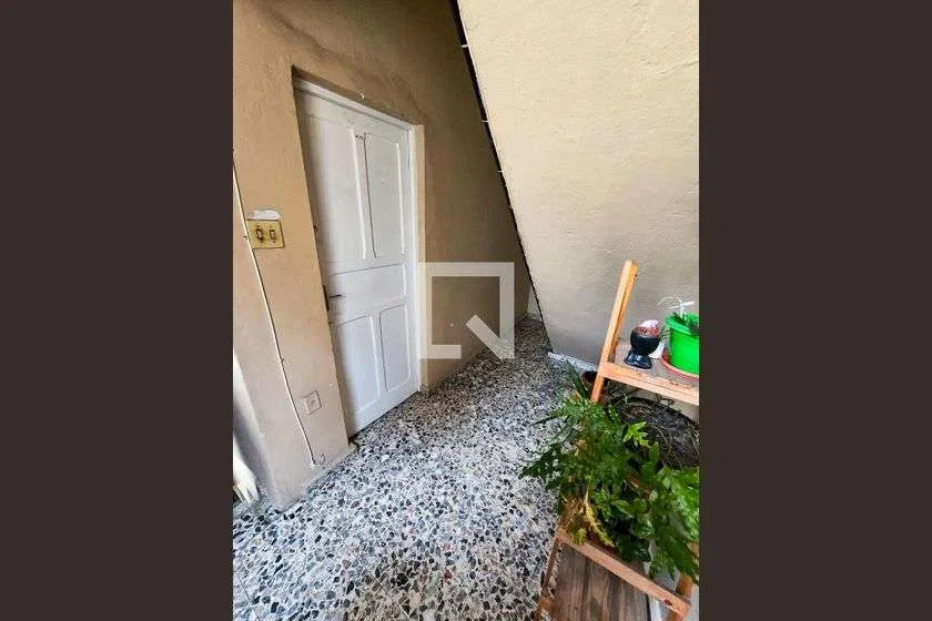 Wood or laminate floors in a one-bedroom apartment, 42 m²