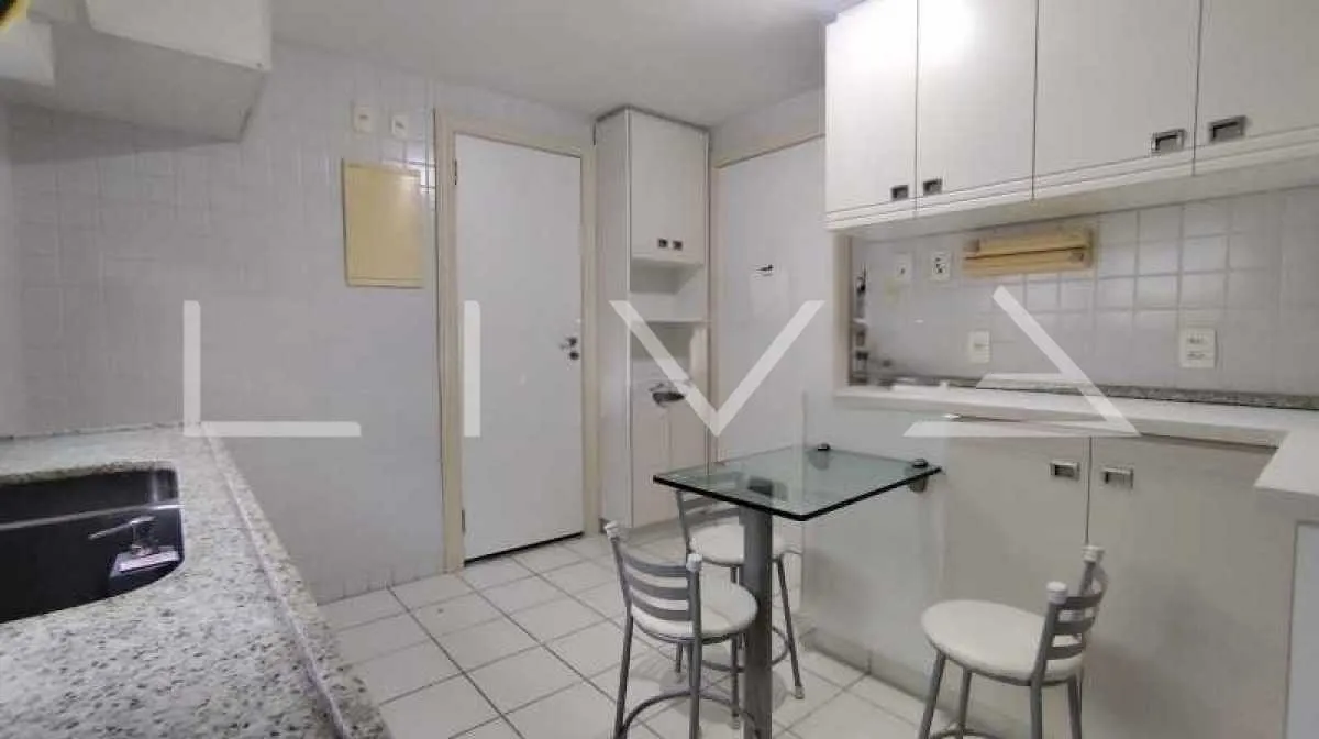 Walk-in closet in a 3-bedroom apartment, 165 m² — photo 29