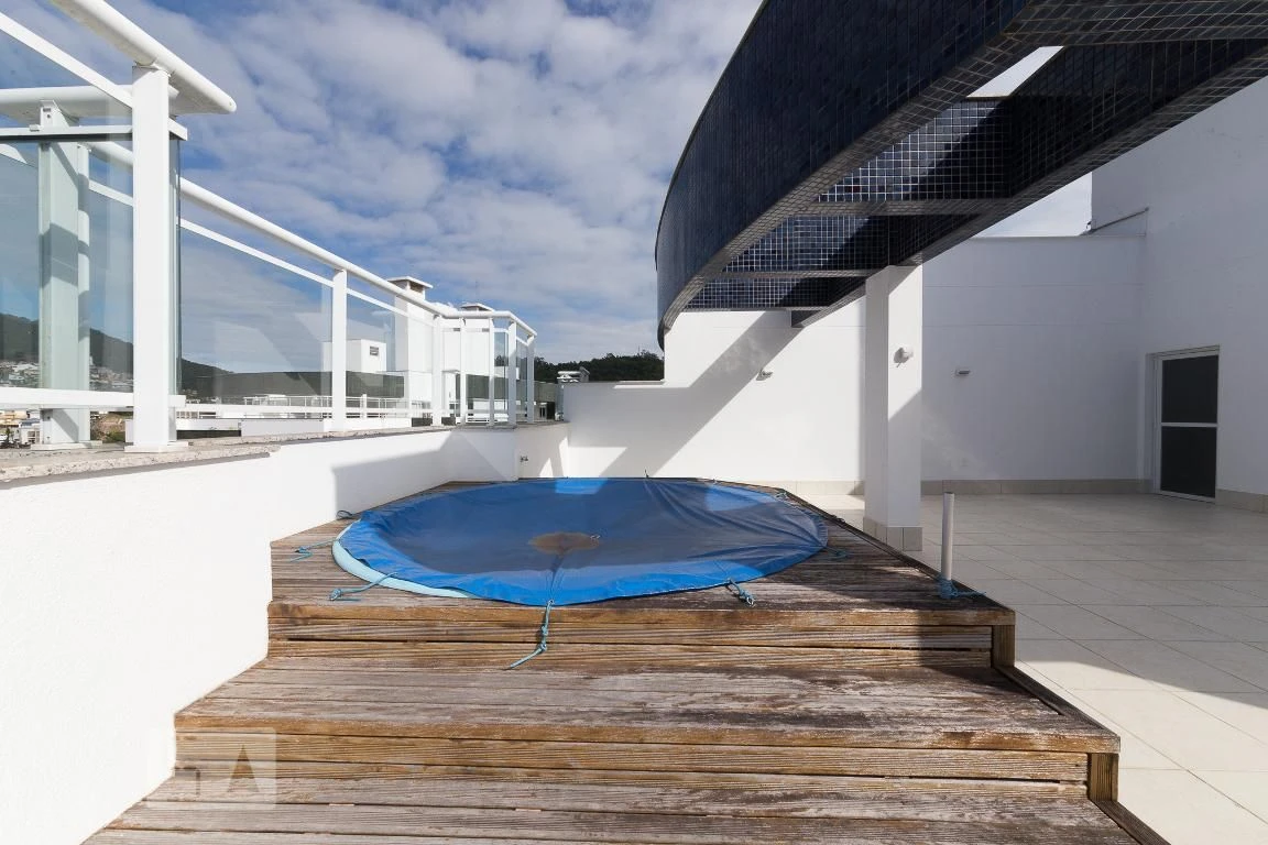Glass-enclosed balcony in a 2-bedroom apartment, 189 m² — photo 9