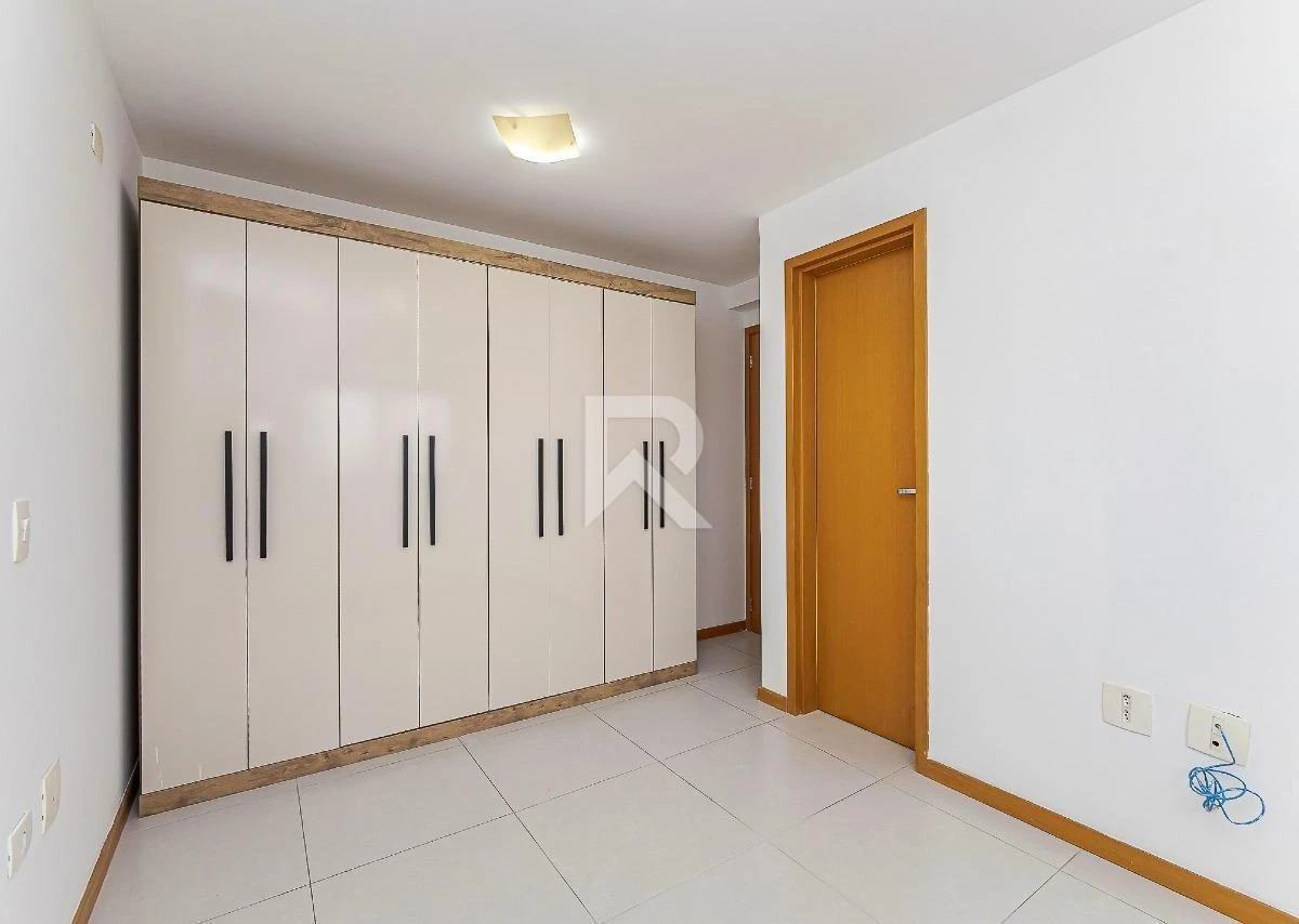 3-bedroom apartment in a building with a coworking space — photo 4