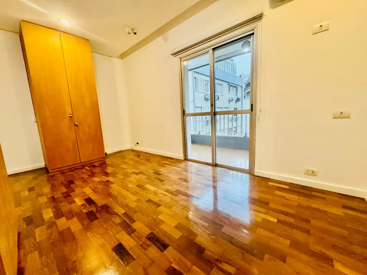 4-bedroom apartment with wood or laminate floors — photo 23