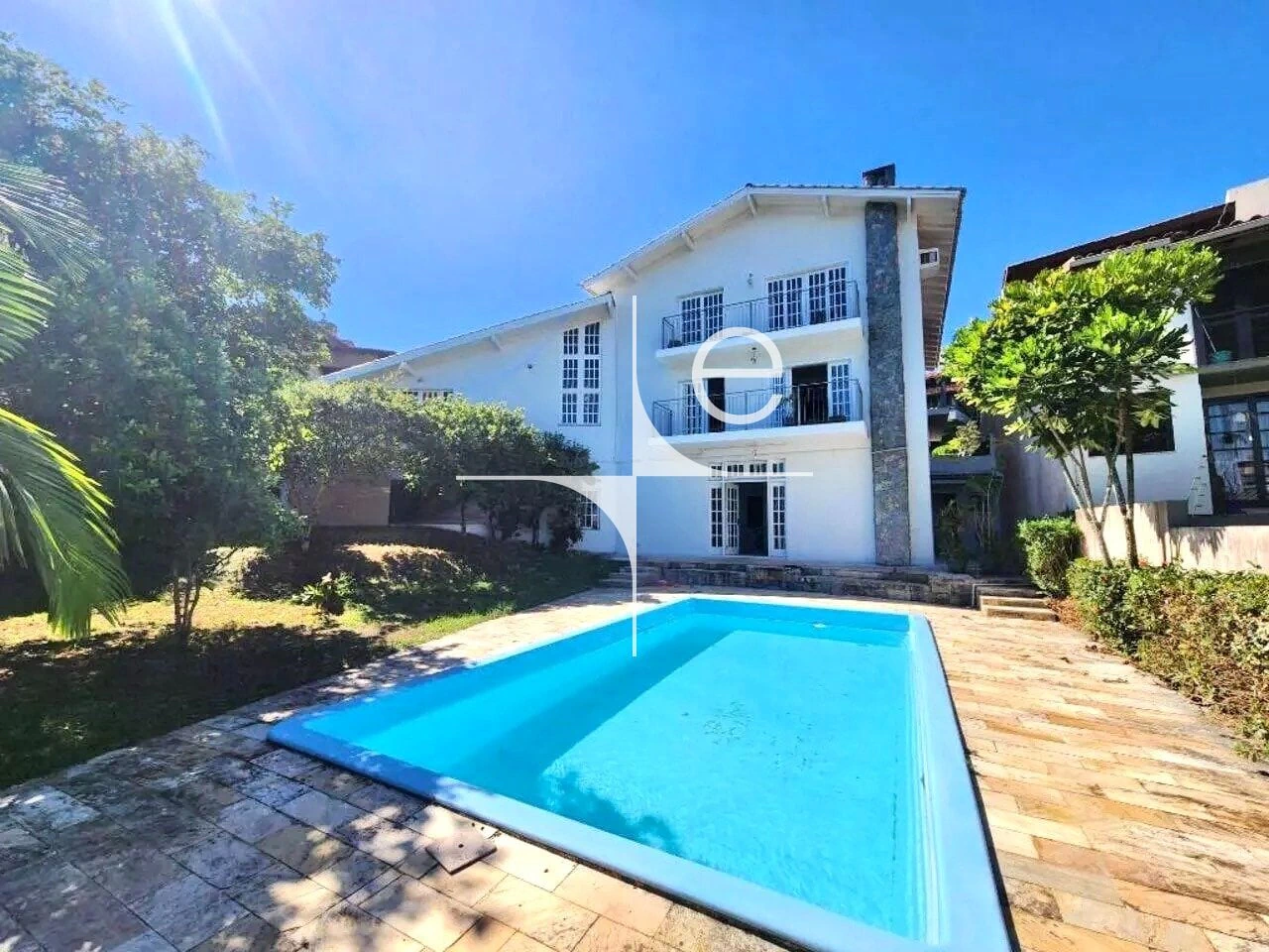 Unfurnished 5-bedroom house with a laundry area