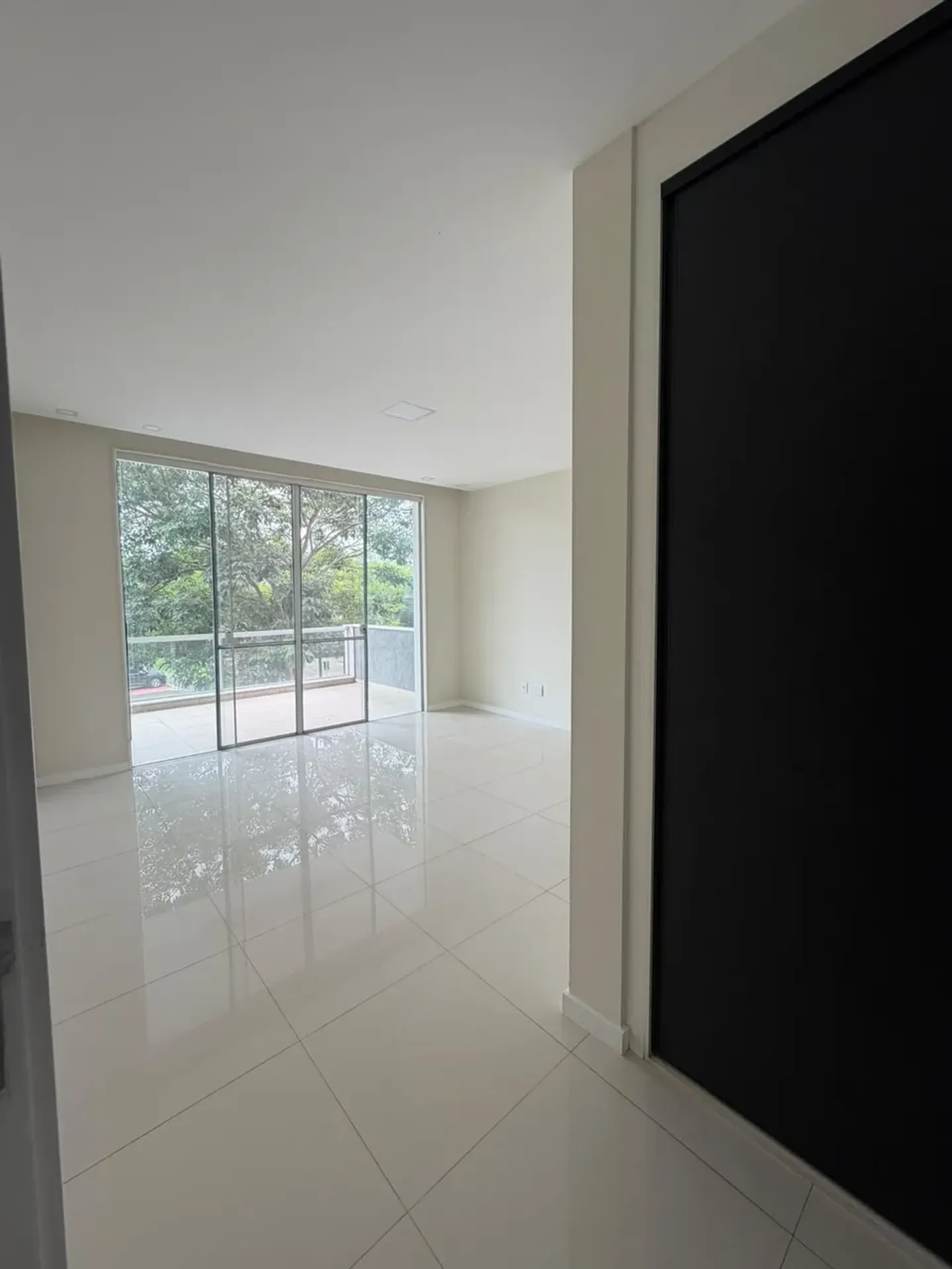 700 m² house with a garden and a bathtub — photo 12