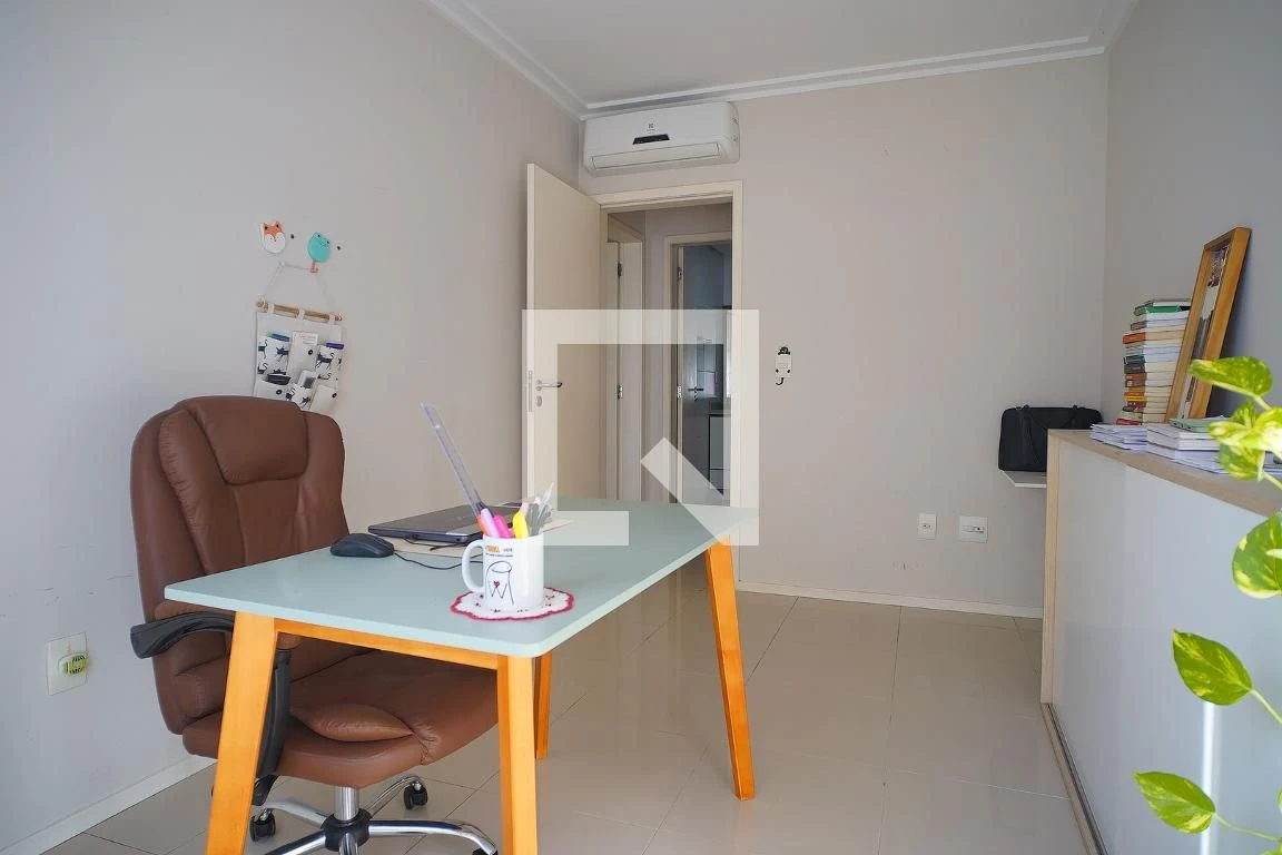 Glass-enclosed balcony in a 2-bedroom apartment, 78 m² — photo 35