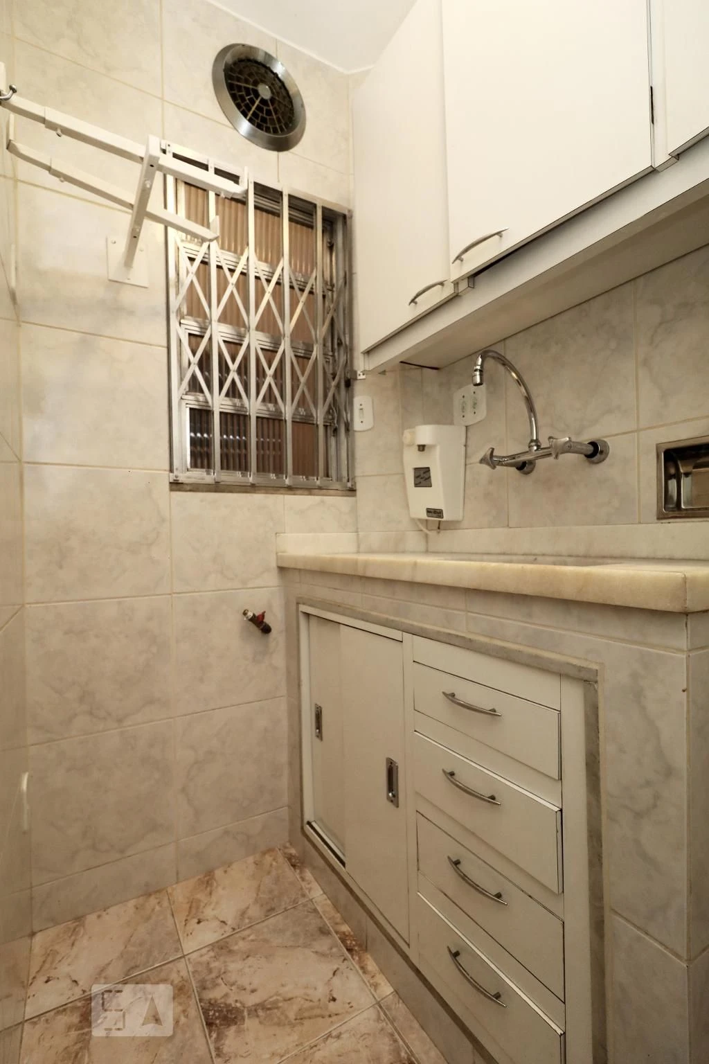 Apartamento de 1 quarto com piso de cerâmica e armários embutidos — photo 6