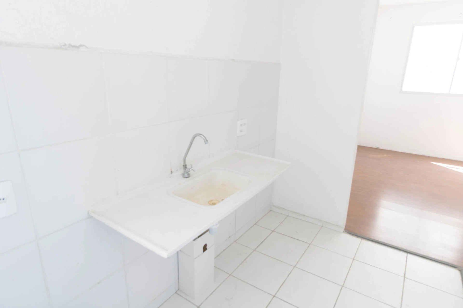 Unfurnished 2-bedroom apartment with wood floors — photo 3