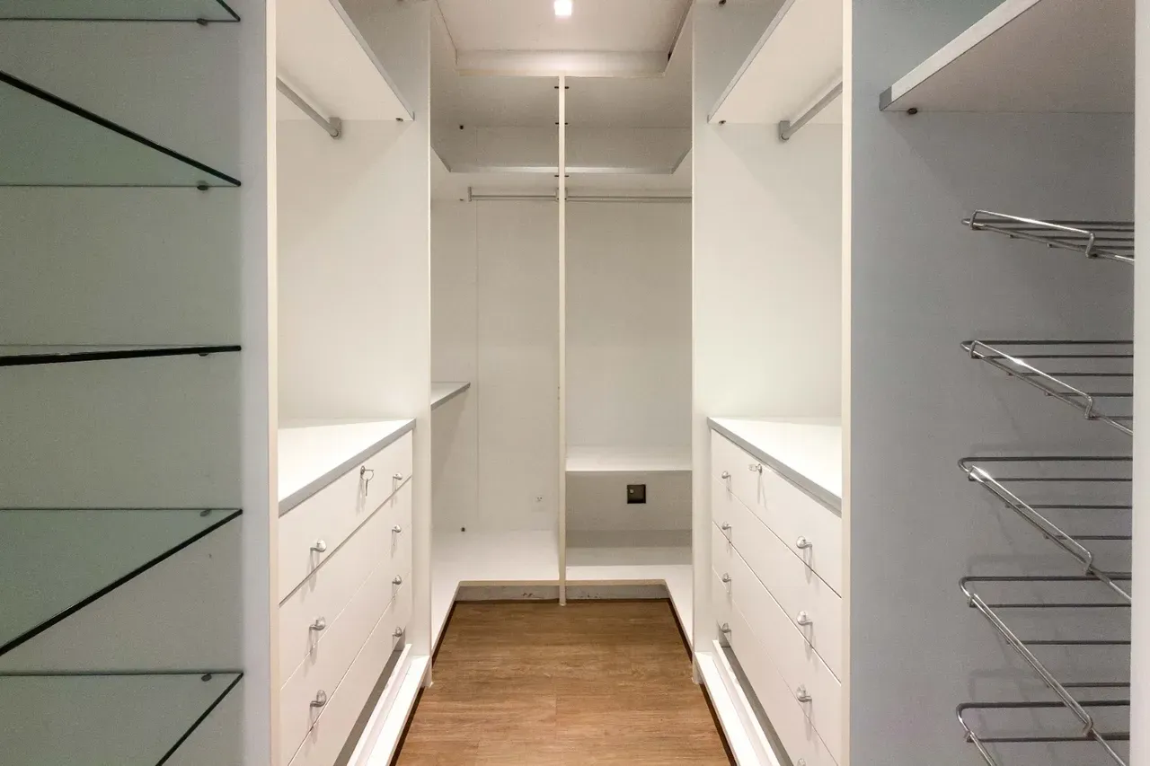 Furnished apartment with 4 bedrooms and 5 bathrooms — photo 33