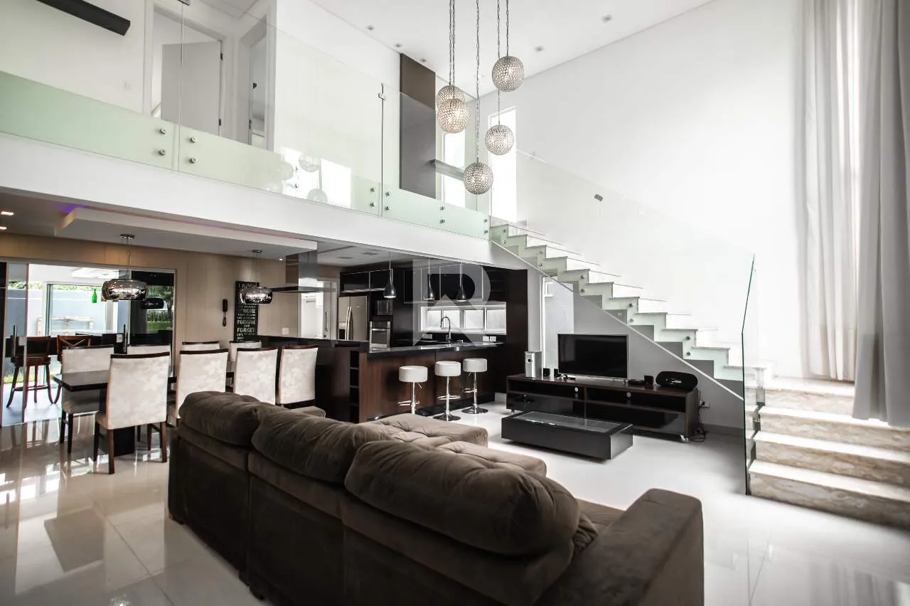 Furnished house with 4 bedrooms and 302 m² and a garden — photo 3