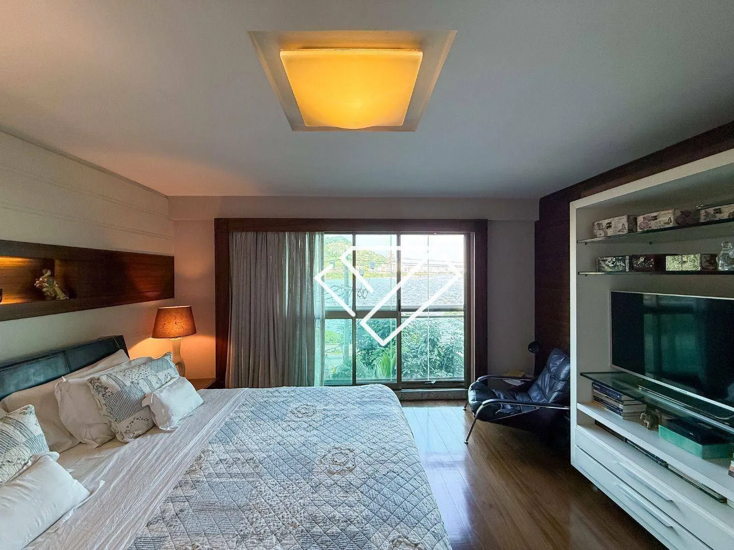 Furnished apartment with 4 en-suites and 258 m² — photo 47