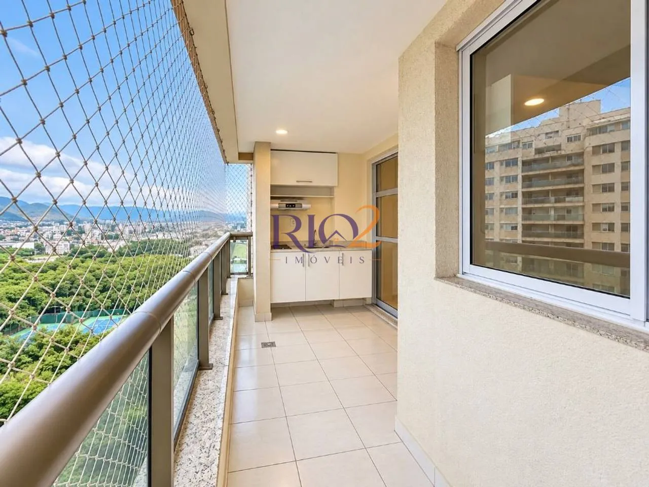 Glass-enclosed balcony in a 3-bedroom apartment, 96 m² — photo 6