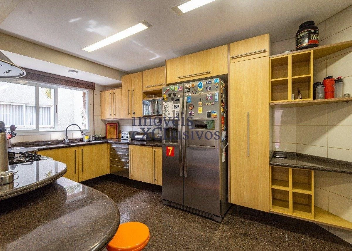 Casa mobiliada de 4 quartos com 3 suítes e 684 m² — photo 2