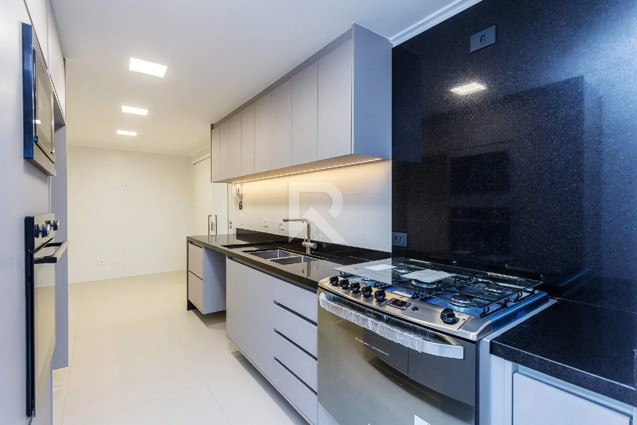 159 m² apartment with 4 bedrooms and a glassed-in balcony — photo 14